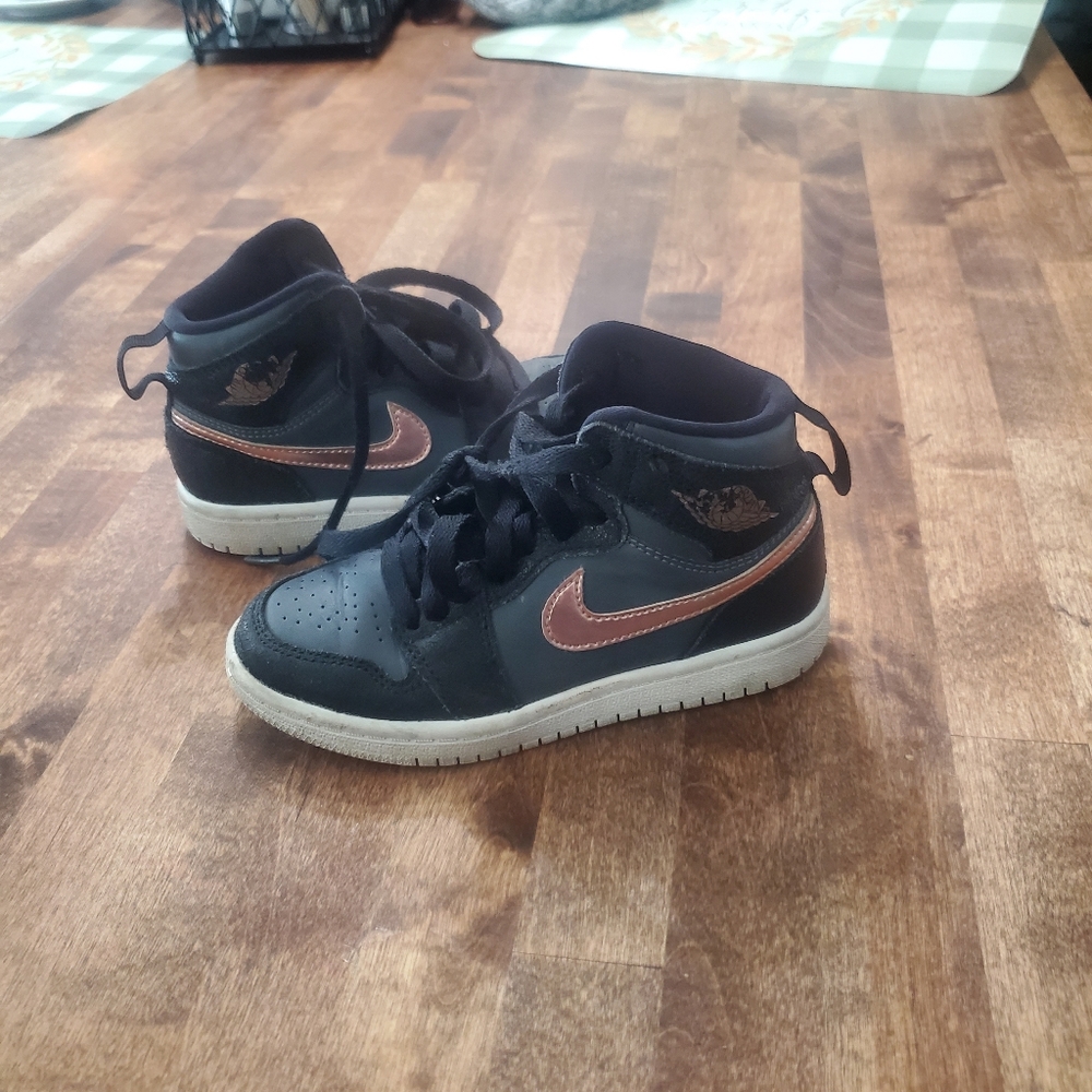 Jordan 1 retro bronze